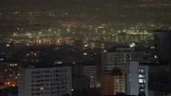 ඊශ්‍රායලය පවසන්නේ තමන් ඉරානයට එරෙහිව ගුවන් ප්‍රහාර එල්ල කළ බව ය. ඊශ්‍රායල් හමුදාව කියා සිටියේ සෙනසුරාදා අලුයම එරට ප්‍රදේශ කිහිපයක හමුදා පරිශ්‍රවලට පහර දුන් බව ය.