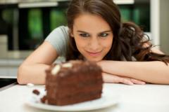한 여성이 케이크를 응시하고 있다