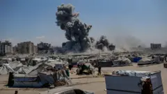 تصاعد الدخان من برج هارموني بعد غارة جوية إسرائيلية غرب مدينة غزة، قطاع غزة، 10 سبتمبر/أيلول 2025.
