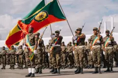 የኢትዮጵያ መከላከያ ሠራዊት ወታደራዊ ትርዒት ሲያቀርብ