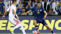 Kerem Alajbegović u duelu sa odbrambenim fudbalerom Severne Makedonije