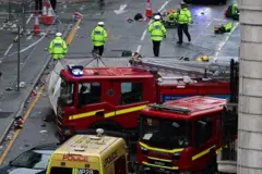 Ambulâncias e viaturas em rua; é possível ver também agentes de segurança e resgate no local