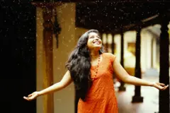నవ్వుతున్న మహిళ 