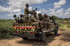 Ciidamo ka tirsan kuwa xoogga dalka Soomaaliya  oo saaran gaadhi Cabdi Bile ah. 