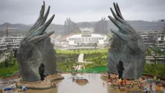 Sejumlah pekerja menyelesaikan pembangunan proyek Memorial Park di IKN, Penajam Paser Utara, Kalimantan Timur, Rabu (7/8/2024).
