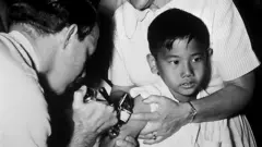 Un enfant vacciné contre la variole