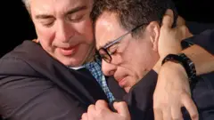 سیامک نمازی (راست) یکی از زندانیانی بود که آزاد شد