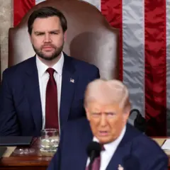 O vice-presidente dos EUA, JD Vance, ouve o discurso do presidente Donald Trump