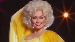 Dolly Parton, ku ifoto yo mu myaka ya 1970, muri iki cyumweru haruzura imyaka 50 asohoye indirimbo I Will Always Love You 