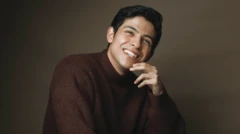 Villarreal sentado e sorrindo