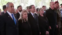 El primer ministro israelí Benjamin Netanyahu, el presidente Isaac Herzog y el exministro de Defensa Yoav Gallant en un acto oficial