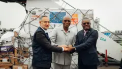 Minisitiri w'ubuzima wa DR Congo Samuel Roger Kamba Mulamba (hagati) yakira inkingo z'ubushita bw'inkende, i Kinshasa, ku wa kane, ku itariki ya 5/9/2024