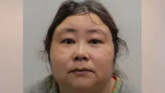 Mulher chinesa olhando para a câmera
