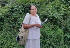 "හැදෑරීම කියන්නේ පොත් කියවන එක විතරක් නෙමෙයි. විවිධ රටවල ඇවිදින එක, කෞතුකාගාරවලට යන එක. මං මියුසියම් එකකට උදේ ගියොත් එළියට එන්නේ හැන්දෑවෙලා කකුල් කෙඩෙත්තුව හදාගෙන. මං හැම කෞතුක වස්තුවක් ළඟටම ගිහින් ඒව ගැන විස්තර සටහන් තියාගනිමින් තමයි ඇවිදින්නේ. පොත් කියවන කොට ගත්ත මේ වගේ සටහන් විශාල ප්‍රමාණයක් තියනවා. ඒ වගේම තමයි සංචාරයේදිත්. මං හිතන්නේ නවකතාකාරයෙකුගේ මල්ලේ පොඩි නෝට් පොතක් හැම වෙලේම තියෙන්න ඕන. මං ගාව මේ වෙනකොට එකතුවෙච්ච මේ විදිහෙ සටහන් මහ විශාල ප්‍රමාණයක් තියනවා"
