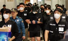 캄보디아 당국의 범죄단지 단속으로 적발돼 구금됐던 한국인들이 18일 오전 인천국제공항 2터미널을 통해 송환되고 있다. 이번 송환 대상자들은 이른바 '웬치'로 불리는 캄보디아 범죄단지에서 보이스피싱이나 로맨스 스캠(사기) 등 범죄에 가담한 혐의를 받고 있다. 이들은 호송 차량 23대 등을 타고 충남경찰청 등 6개 관할 경찰관서로 압송된다. 