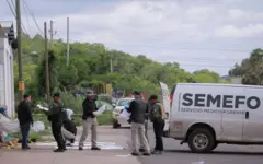 Trabajadores forenses junto a cuerpos sin vida en Culiacán