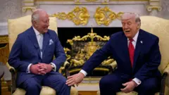 Prezydent USA Donald Trump spotkał się z królem Karolem III w Gabinecie Owalnym Białego Domu. Tego samego dnia brytyjski monarcha wygłosił przemówienie na wspólnym posiedzeniu Kongresu podczas swojej pierwszej wizyty w USA jako król.