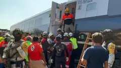 Los equipos de rescate se encuentran en el lugar del descarrilamiento del tren en Oaxaca.