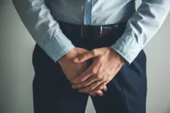 पुरुषांनी लघवी बसून करावी की उभं राहून? आरोग्य आणि स्वच्छतेच्या दृष्टीने कोणता पर्याय चांगला? 