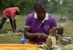 Bruno Habimaana, umwe mu bagabo b'Abaganda bigishwa udukorwa tw'i muhira