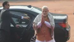 পার্লামেন্টে প্রবেশ করছেন প্রধানমন্ত্রী মোদী। ফাইল ছবি
