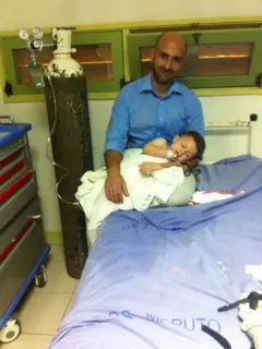 Carlos Chaccour con su hijo en Mozambique