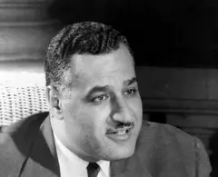 An haifi Nasser a yankin Bacos da ke Alqahira, kuma ɗa ne ga malamin gidan waya. Sai dai kuma rubuce-rubucen gwamnati na nuna cewa asalin garin su Gamal Abdel Nasseer shi ne Bani Murr.