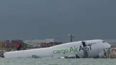 በሆንግ ኮንግ አውሮፕላን ማረፊያ ከመንደርደሪያው ወጥቶ ባህር ውስጥ የገባው የጭነት አውሮፕላን አካል በከፊል