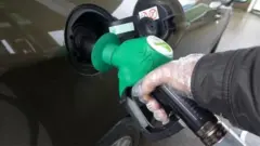জ্বালানি তেল গাড়িতে দেয়া হচ্ছে