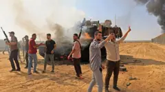 مسلحون فلسطينيون يستولون على دبابة إسرائيلية 