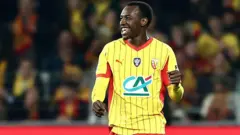 Saud Abdulhamid, Lens için oynarken kutluyor
