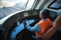 දුම්රියක් පදවන කාන්තාවක්