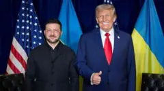 Зеленский и Трамп, которые улыбаются перед камерой. Трамп показывает большой палец