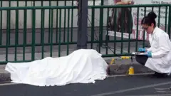 Una investigadora en la escena del doble asesinato.