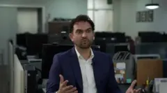 Felipe Nunes gesticulando durante entrevista