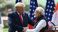 अमेरिकेचे राष्ट्राध्यक्ष डोनाल्ड ट्रम्प आणि भारताचे पंतप्रधान नरेंद्र मोदी 2020 मध्ये दिल्लीत भेट घेताना