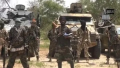 Awọn agbesunmọmi wọ aṣọ ologun pẹlu ibọn lọwọ wọn