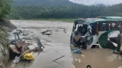 त्रिशूलीमा खसेको बस 