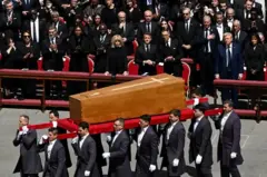 O caixão do papa sendo carregado