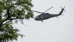 Un helicóptero UH-60 Black Hawk sobrevuela el río Guadalupe el 4 de julio de 2025