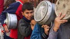 أطفال يصطفون للحصول على الغذاء في رفح