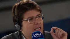 めがねをかけ、ヘッドホンをしたウリベ氏がマイクに向けて話している。2019年にボゴタ市長選に立候補したときの写真