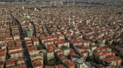 istanbul'un bağcılar ilçesinin havadan çekilen bu fotoğrafında neredeyse hiç yeşil alan olmadığı, dar sokaklarda birbirine çok yakın binaların bulunduğu görülüyor