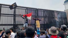 demo-25-agustus-menolak-tunjangan-anggota-dpr-berlangsung-ricuh