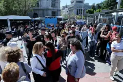 マドリードのバス停に並んでいる市民は、地下鉄と列車の操業が大規模な停電のために完全に停止されました