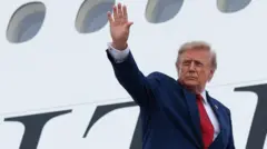 Trump acenando ao subir escada de avião