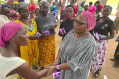 Rabi Adamu, wata 'yar gwagwarmayar kula da tsaftar mata, take raba audugar mata kyauta a madadin Gidauniyar Mcrissar