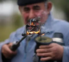 Um homem com um ferro de marcação a fogo