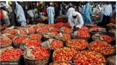 Apẹẹrẹ tomato rẹpẹtẹ ati awọn eeyan lọja a rẹ