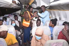 Abike Dabiri bụ onyeisi ụlọọrụ Nidcom, ndị Nema nakwa ndịagha Naịjirịa wụchiri ọdọ ụgbọelu Abuja iji nabata ndị a